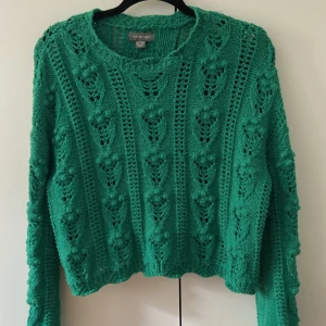 Grön stickad tröja - Älskar verkligen denna, men gillar inte hur den sitter på mig och därav säljer jag!   Färgen är mycket grönare i verkligheten! 