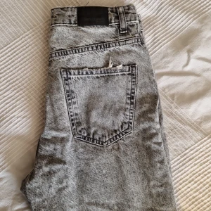 Mom jeans  -  G perfect jeans från ginatrikot Storlek 36 modell mom jeans .  Lite slitna ditaljer på fickor . 