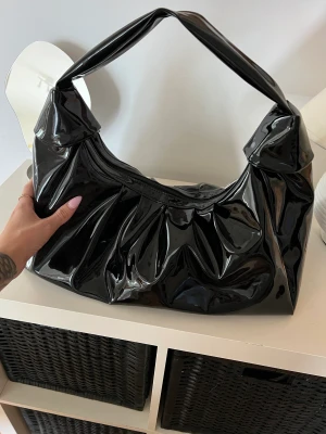 Superfin väska från Nelly  - Superfin väska från Nelly som inte finns kvar att köpa. Säljer den för att den inte används.  Kan skickas om köparen står för frakten.  