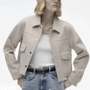 Beige kappa - Kort beige kappa från zara Min kappa har svarta knappar se sista bild!   