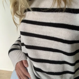 Stickad tröja  - Säljer denna stickade tröjan då den inte kommer till användning 🤍  Nypris 200 kr. 
