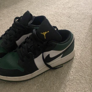 Gröna jordans low - Jätte fina äkta jordans low med en fin mörkgrön färg, skorna är använda fåtalgånger och säljer pga att dom inte kommer till användning, skorna är från restock och nypris var 2900kr (sko boxen finns även kvar att och ingår), priset är diskuterbart! 🥰