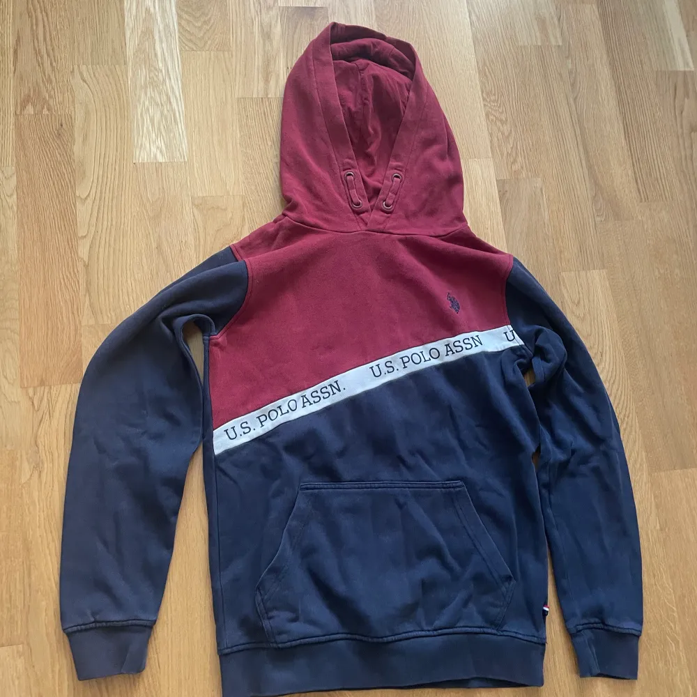Röd, vit och blå hoodie från U.S. Polo Assn. Skicket på tröjan är 7/10. Storlek: 10-11 år. Tröjor & Koftor.