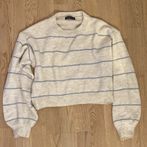 Stickad tröja - Säljer denna beige blå randiga stickade tröjan!🫶✨💕