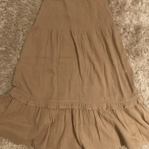 Lång kjol💕 - Säljer nu min lång kjol då den inte passade mig:( den är bara provad och har även prislapp kvar men står inte vad den kostar då jag fick den i present💕