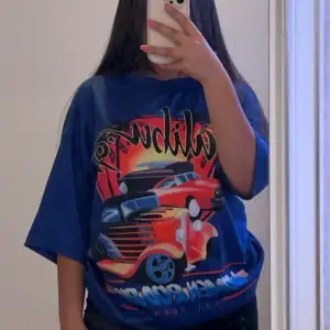 Mörkblå t-shirt med tryck, passar stl s-l 💙