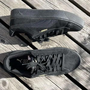 Bekväma och snygga Puma🖤 - Endast prövade så de är som nya!  Modellen är Vikky Stacked och de är i strl 40. Priset går att diskuteras vid smidig affär💞