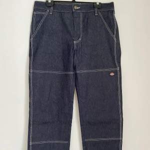Säljer mina Dickies. Knappt använda och är 100 års jubileum jeans från Dickies. Skriv om du har frågor om mått och pris kan diskuteras 