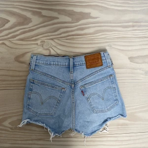Levis shorts - Så coola Levis shorts ljusblå!! Nyskick, använda fåtal gånger. Passar till allt, så snygg färg också!!🤍🤍🤍