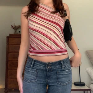 Randig topp - Snedskuren oneshoulder-topp i rosa randigt mönster, från märket Kookaï! Står stl 1 och är som en XS/S 💛