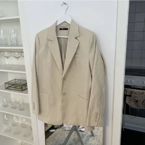 Beige kavaj  - Beige kavaj från Gina. Använt en gång. 💗