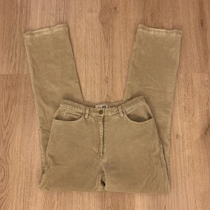 Manchesterbyxor  - Beiga manchesterbyxor som är så fina men inte används nog av mig!🫶🏼 Innerbenslängd-75/76