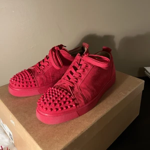 Röda loubs (wts) - WTS Röda Christian Louboutins Size:42 Bin: 3100kr Bud 2650kr Box, laces, dustbags och spike finns DM för frågor