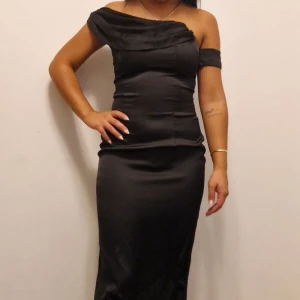 Satin klänning lång strl 34 - Oanvänd svart klänning med prislapp kvar