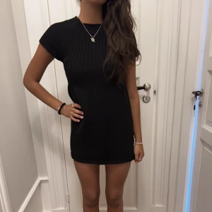 Stickad klännig  - Svart stickad klänning, så snygg!