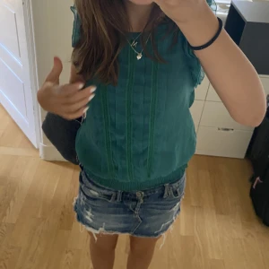 Blus - Säljer denhär jätte snygga blusen i en fin grön färg💗💗 Min plick strulqr så ja kan inte svara på meddelanden men skriv en kommentar under annonsen vid frågor💗💗