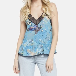 Zadig Voltiare linne/blus - Stjukt snyggt Zadig Linne med spets. Helt nytt, köpte två stycken i olika storlekar men det var bara en som passade. Lapparna är kvar på linnet! Nypris: 2118kr