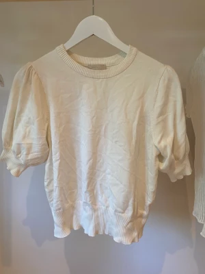 kortärmad tröja - snygg topp från ett märke jag inte känner till, säljer då den sällan kommer till användning❤️