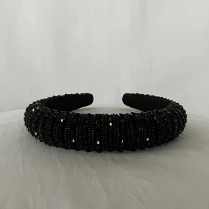 Kristal Diadem - Svart diadem i nyskick! Rensar lagret inför hösten. Originalpris: 229kr & säljs för 160kr nu. Kontakta oss om du vill köpa💕
