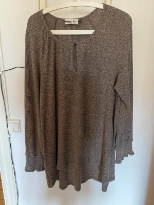 Långärmad tröja  - Bohemisk stickad tröja. Knappt använd. Peak Perfomen tröja. Använd men skön. Mjuk collegetröja. Mycket bra skick. 