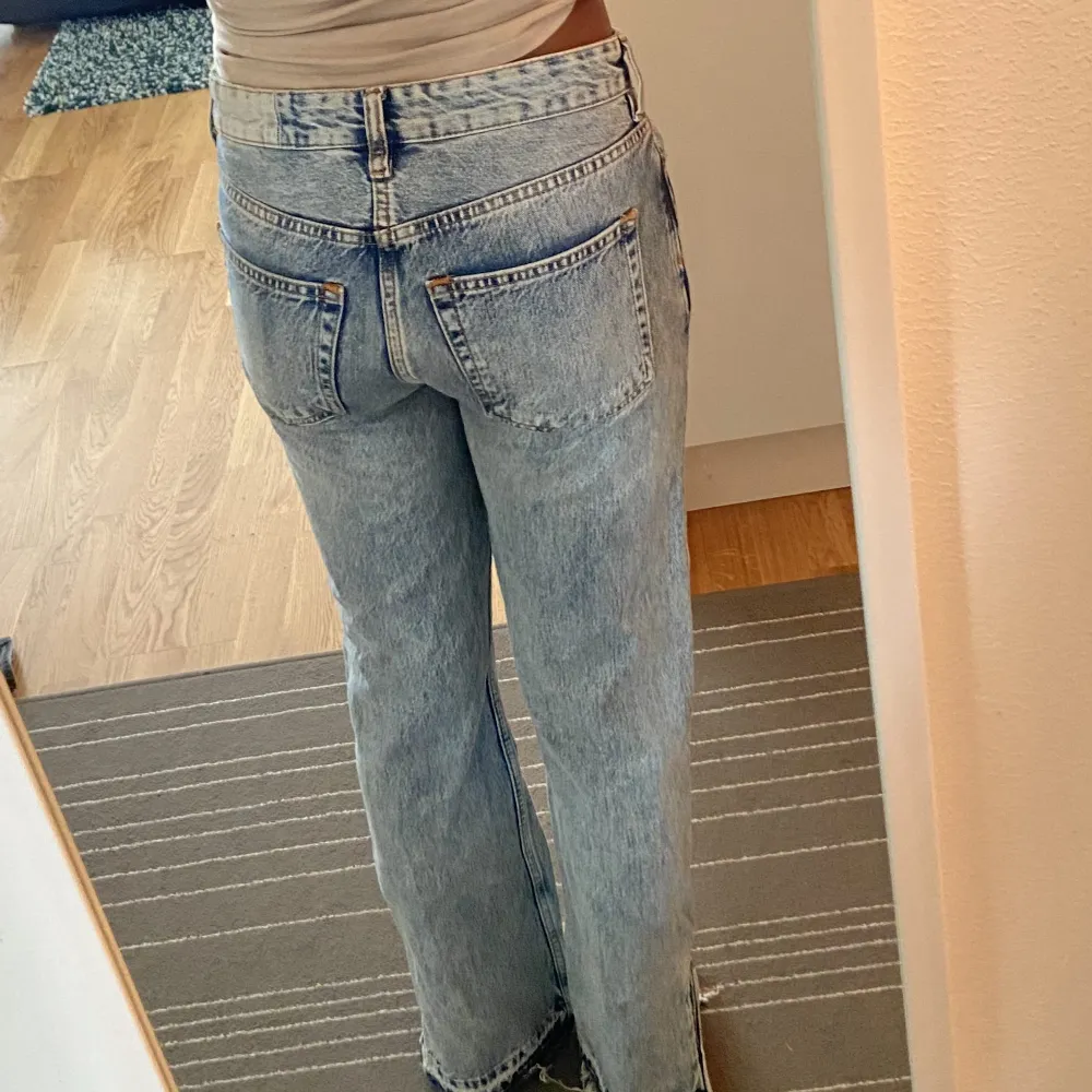 Säljer ett par straight leg jeans från Karve. Superfina och sköna. Sitter midwaist på mig som är 167 ungefär🩷. Jeans & Byxor.