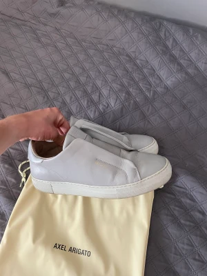 AXEL ARIGATO SKOR - ASSNYGGA - Säljer dessa Axel arigato skor i storlek 43.  Skorna är använda men har fortfarande mycket mycket kvar att ge!! 