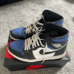 Jordan 1 High royal toe - Säljer mina Jordan 1 high royal toe som är använda ett fåtal gånger och säljes pga att jag inte använder dom