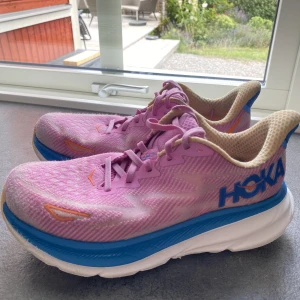 Hoka W Clifton 9 Wide - Använda men i fint skick. För stora för mig. Använda max 2 mil.