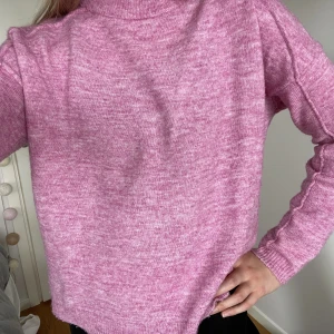 Stickad tröja - Stickad tröja från Vero Moda. 26% ull. Färgen är klarare i verkligheten💓💓Stor i storleken för att vara en XS