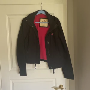 Jacka - Superfin jacka från Hollister!! Använd men fräsch!! 