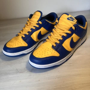 Nike dunk low retro - Nike dunk low retro blue Jay /University gold  storlek us 10 eu 44  Skorna är använda men i väldigt bra skick har även kvitto på dessa från Nike store