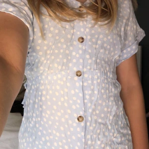 Den här sommar klänningen är såå himla snyg men tyvär är den för liten för mig.🥺men den är såå himla fin❤️😽 - Det här materialet är lite line aktikt men den är såå kön. 😽😽