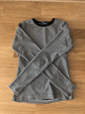 Snygg Brandy Meville tröja - Jättefin och skön Brandy Meville tröja! Endast använd en gång och inga defekter. Säljer även andra Brandy Melville kläder så kolla in de!💗😊 (Pris kan diskuteras)