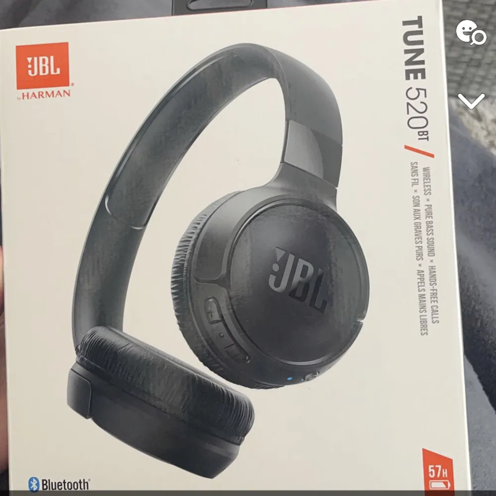 Säljer mina jbl hörlurar i modellen 520BT on-ear som endast är använda en gång och har en helt orörd laddarsladd. kartongen är tyvärr slängd men har kvar den lilla tygpåse som de ligger i. säljer pga att jag köpte fel modell. skriv privat för fler bilder. Accessoarer.