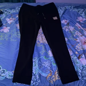 Armani Exchange byxor - Armani Exchange byxa i storlek L i väldigt bra skick, kommit till användning 3-4 gånger ganska liten för mig just nu