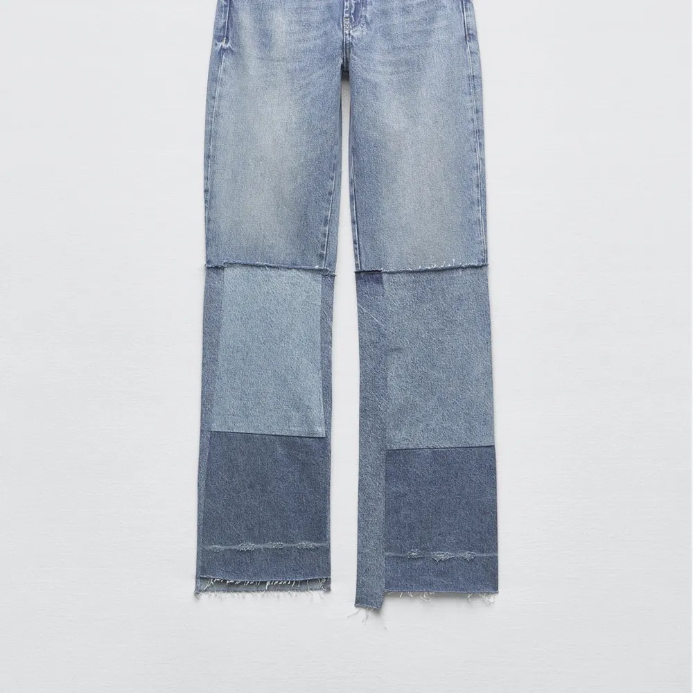 Ett super coola jeans från zara som är slutsålda!  Säljer pga att jag råkade beställa 2 st. Jeansen passar mig som normaltsätt har 36/38. Köparen står för frakten💕. Jeans & Byxor.
