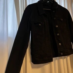 Svart jeansjacka  - En svart basis jeansjacka från Vera Moda, använder inte längre så därav jag säljer. Inte använt så mycket så näst in till nyskick 