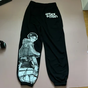 Svarta attack on titan byxor -  Helt ny köpt och bara använt en gång. Helt fläck fri och är ej sönder. Har fortfarande kvar lappen från när den köptes. Klicka på köp om du vill köpa, kontakta om du har frågor. 