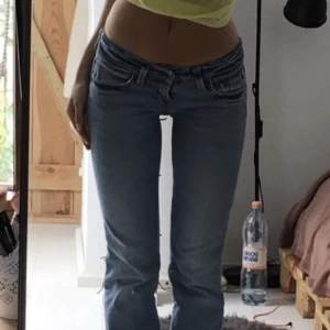 Skitsnygga lågmidjade bootcut jeans från lee, står ingen storlek men jag brukar ha xs-s och dom passar bra 💞jag är ca 170cm lång 