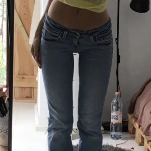 Lågmidjade jeans 💞 - Skitsnygga lågmidjade bootcut jeans från lee, står ingen storlek men jag brukar ha xs-s och dom passar bra 💞jag är ca 170cm lång 