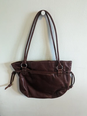 Skinnväska brun cognac - Välbehållen klassisk skinnväska.