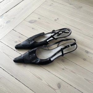 Kitten Heels Vintage - Spetsiga skor med låg klack. Inköpta vintage. Storlek 41. I använt men mycket fint skick. 