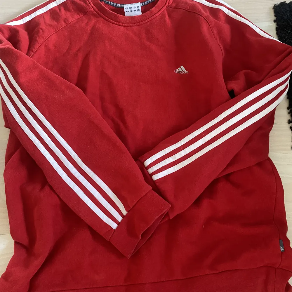 oversized röd adidas sweatshirt ☺️. Hoodies.