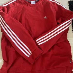 oversized röd adidas sweatshirt ☺️
