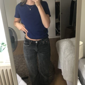 Svarta zara jeans  - Supersköna jeans köpta på Zara för 429 kr. Säljer pga att dom är lite för små.  Skickar gärna mer bilder vid intresse. Priset går att ändra🫶🏻