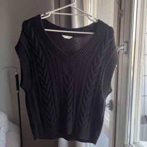 Svart stickad väst  - En svart stickad väst från Cubus i storlek XS/S 💕