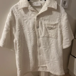 Prada button up - Fin prada button up i handduks material. Storlek L men sitter mer som en XL (obs, rep)