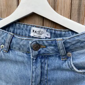 Jeans från NAKD med slitningar fram💙