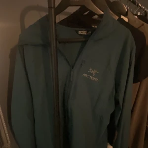 Arc’teryx. Vind jacka - Jackan ser du som ny. vatten tätheten har försvunnit lite men funkar endå bra. Skriv om ni vill ha QR på kvittot.
