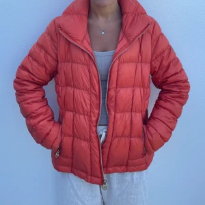 Micheal Kors Jacka - En fin jacka i bra skick som använts ett fåtal gånger. Köpt på Micheal kors butik. (Storlek L men passar även de som har mindre storlekar, modellen på bilden har vanligtvis S)  Betalning: Swish. Köparen står för frakten